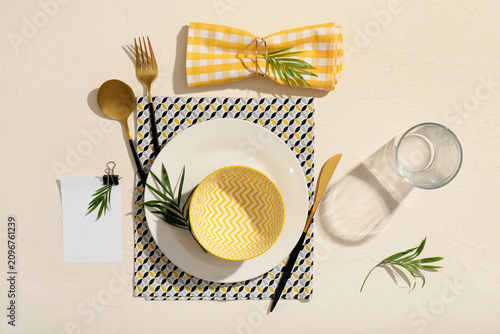 Summer table setting with y...