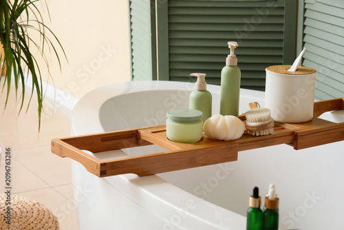 Bamboo bath caddy with natu...