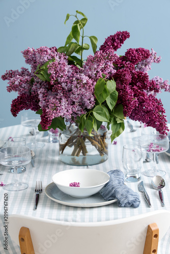 Elegant dining table settin...