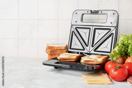 Modern sandwich maker with ...