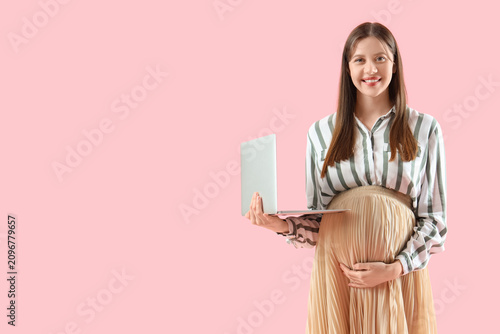 Young pregnant businesswoma...