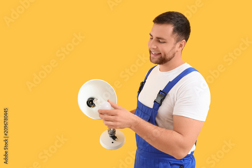 Male electrician changing l...