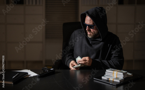 Cuadro en lienzo Robber counts stolen money indoors