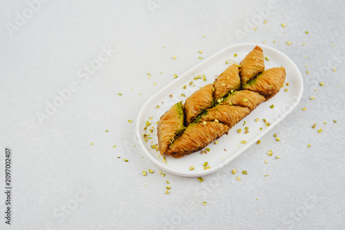 Obraz na płótnie Turkish pistachio baklava pieces arranged on a white platter