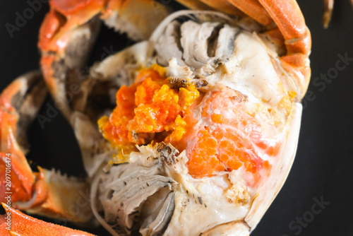 Quadro su tela Close up of cooked crab with orange roe