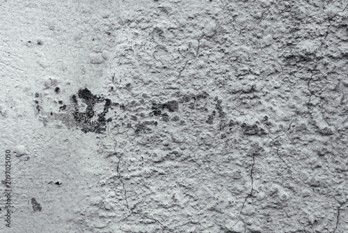 Foto Rough concrete wall texture with cracks and dark spots.