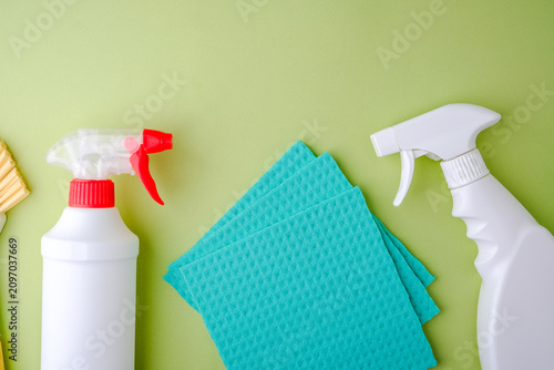 Foto Two spray bottles with cleaning cloths on a green background, essential tools for home hygiene