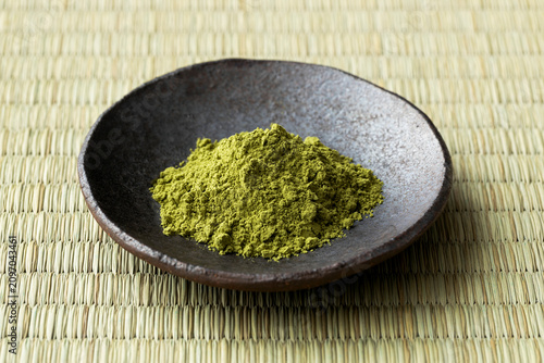 Fotografía 黒皿に盛られた抹茶