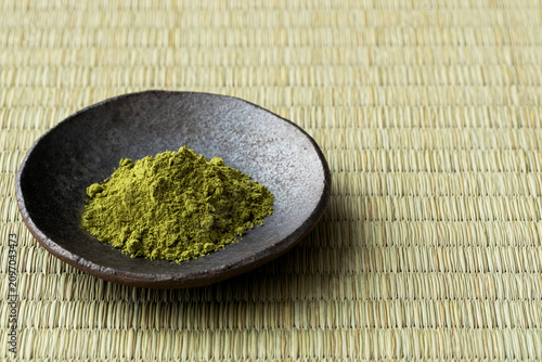 Quadro su tela 黒皿に盛られた抹茶