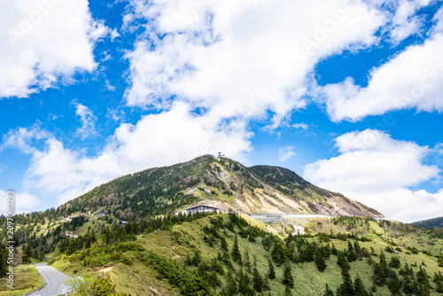 Quadro su tela 新緑の山々と青空が広がる高地の景色