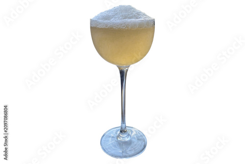 Foto A light-coloured, fizzy cocktail in a long-stemmed wine glass with a thick head,