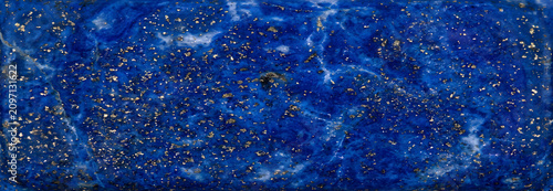 Fotografía Vibrant deep blue lapis lazuli stone with sparkling golden pyrite inclusions, a
