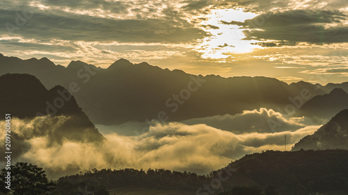 Fotografía Golden sea of clouds at sunrise over mountain ridge, Pu Luong, Vietnam