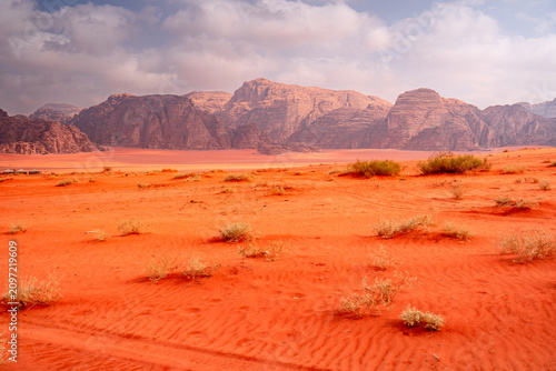 Fotografía The Martian landscape red desert in Middle East, Wadi Rum, Jordan