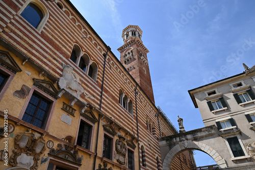 Palazzo del Podesta à Vérone avec tour des Lamberti au second plan