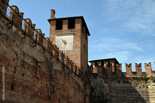 Détail des remparts et de la tour de l'horloge du Castelvecchio dans la ville de Vérone
