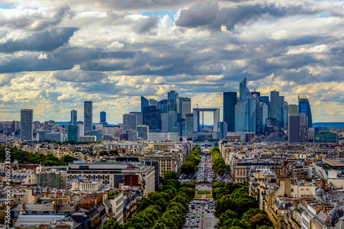 Foto Paris is expanding its skyline with the completion of the 180-meter Tour Triangle in the 15th arrondissement, a rare skyscraper within city limits that houses offices, a hoteles