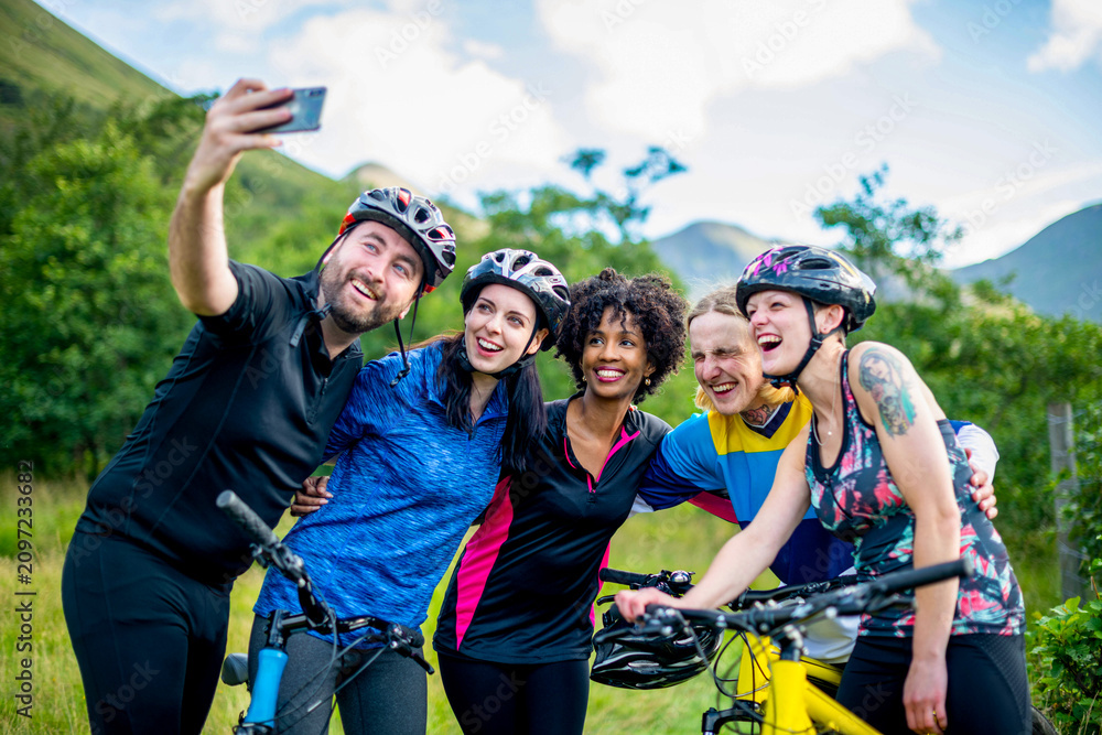 Fototapeta premium Group biking selfie in nature