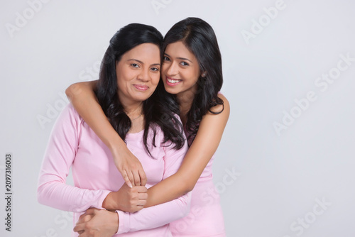 фотографія Portrait of mother and daughter smiling