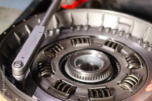 Tableau sur toile Mechanic tightening bolt on clutch pressure plate with torque wrench