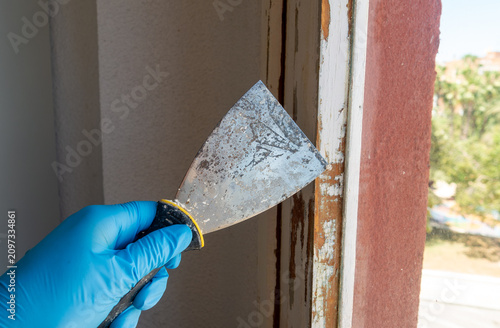 Canvastavla Removing Old Paint from Wooden Window Frame with Putty Knife