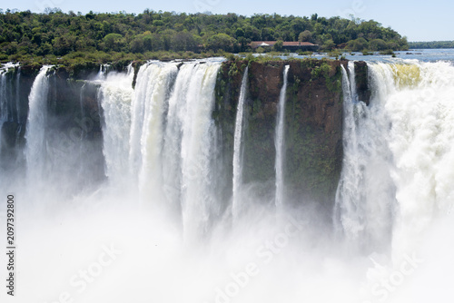 Foto Iguazu falls' devil's throat showcasing a massive volume of water cascading over