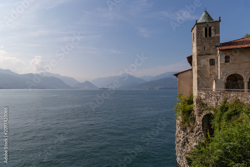 Fotografia Iconic Santa Caterina del Sasso hermitage sanctuary built on a cliff over Lake M