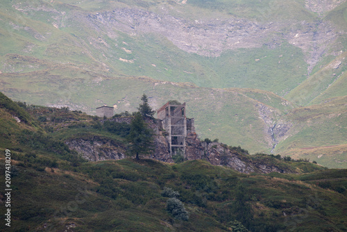 Schilderij op canvas Abandoned Concrete Building on Mountain Slope