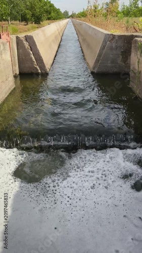 Regadio por canalización con agua en movimiento y sonido