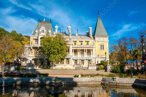 Fotografie Massandra Palace Yalta Crimea Historic Architecture Building with Fountain Pond