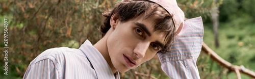 Fotografía Stylish young man embraces retro chic fashion in a vibrant outdoor setting