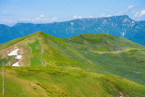 仙ノ倉山から望む平標山と苗場山
