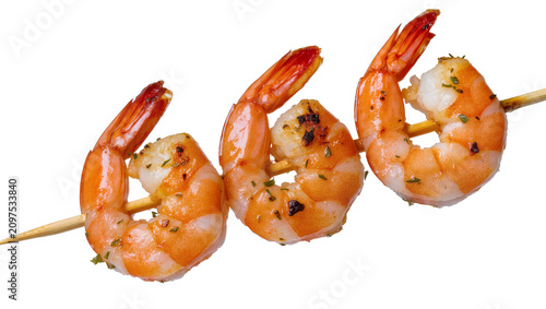 Fotografie Isolated grilled shrimp skewers seasoned with herbs, delicious cooked seafood ap
