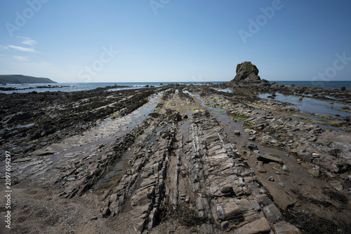 Quadro su tela Impressive rocks surrounding Black Rock on Widemouth Bay beach