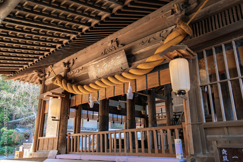 岡山県岡山市 立派なしめ縄と扁額が目を引く吉備津神社の拝殿
