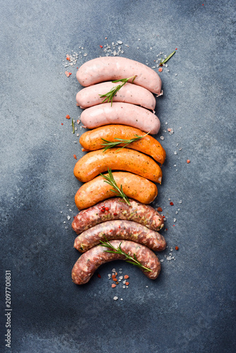 Cuadro en lienzo Uncooked mix of barbecue sausages: beef, pork and chicken sausages