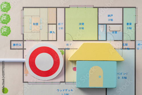 Tableau sur toile 理想の住まい選びや住宅購入の成功をイメージした、間取り図の上に置かれた積み木の家と丸印のプラカード