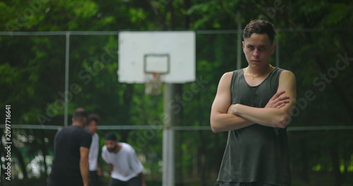 Fotografía Young Latin Hispanic man of European descent standing on outdoor basketball cour