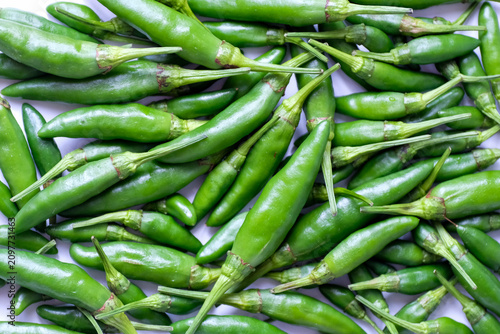 Tableau sur toile Close-up heap of fresh green bird's eye chilies or cabe rawit hijau as spicy cul