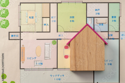 住宅購入や物件選びをイメージした間取り図と家形プレート
