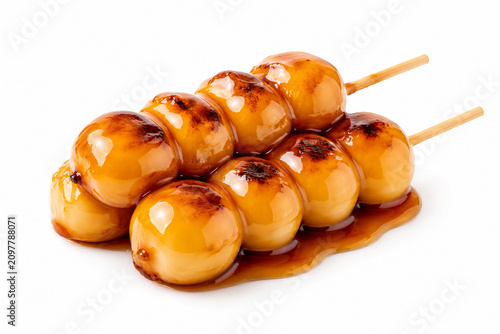 甘辛い醤油ダレがたっぷりかかった香ばしい焼き目の付いたみたらし団子を白背景で撮影した素材 generative ai