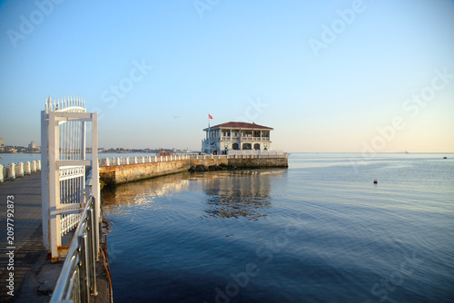 Tableau sur toile Tarihi Moda Iskelesi restaurant on a pier in the sea in Istanbul - Moda Pier