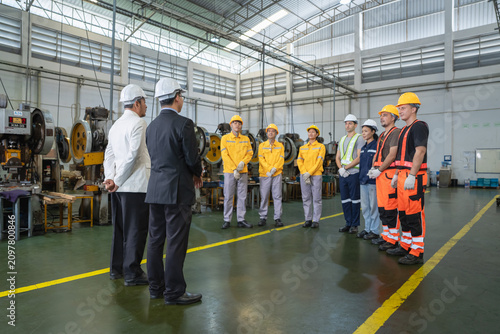 Fotografía Team of workers and supervisors engaging in safety training session in industria