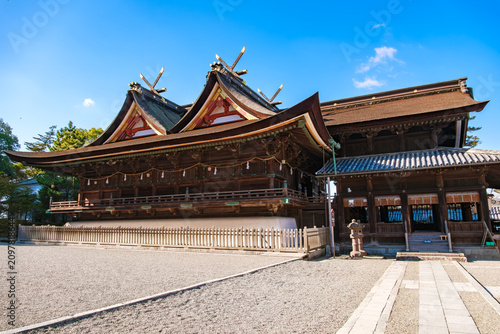 Naklejka 岡山県岡山市 青空に映える国宝・吉備津神社本殿の美しい比翼入母屋造（吉備津造）