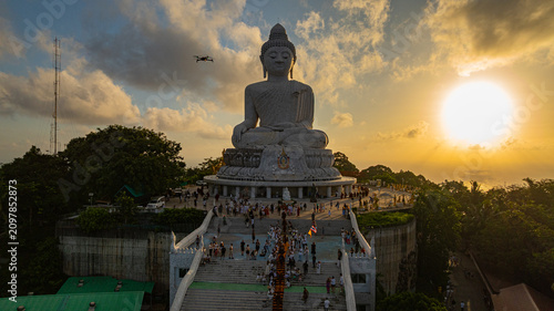 Konstfotografi Aerial view of Forest monks participate in a sacred Dhutanga pilgrimage to Wat Phra Yai Big Buddha in Phuket, preserving Thailand's Buddhist traditions and inspiring devotion among local communities