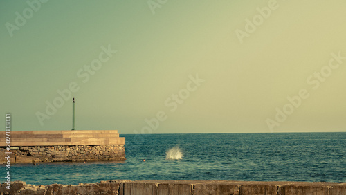 Persona que corre para saltar al mar