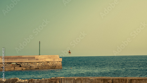 Persona que corre para saltar al mar