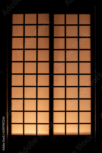 Obraz na plátně Symmetrical close up of traditional Japanese shoji sliding paper door with warm