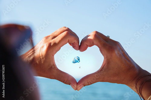 Εκτύπωση καμβά Love gesture framing parasail in sky beach lifestyle
