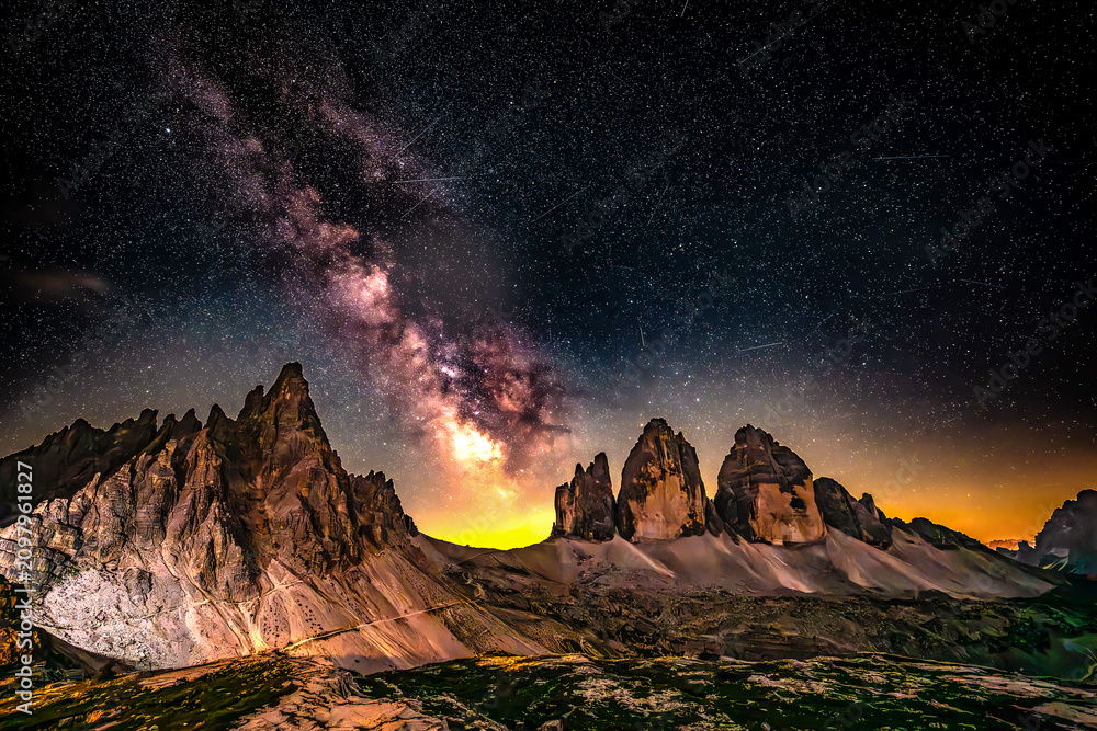 Naklejka premium Droga mleczna widoczna nad Tre Cime di Lavaredo, Dolomity, Włochy